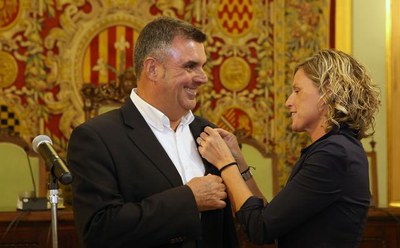 Montse Mínguez imposa la insígnia de regidor a Joan Queralt.