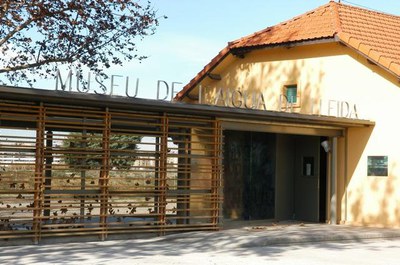 Entrada de la seu del Museu de l'Aigua al Campament de la Canadiense.