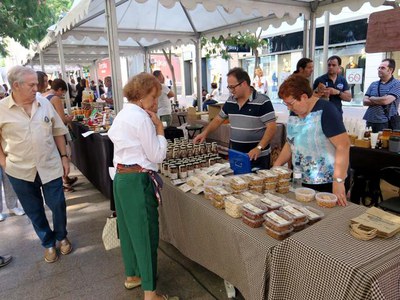 Al mercat poden trobar-s'hi productes alimentaris de proximitat.