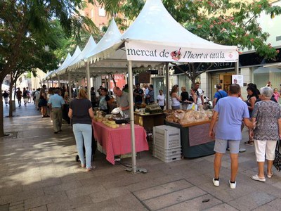 El Mercat es situa a la plaça Sant Joan i funciona els primers dissabtes de mes.