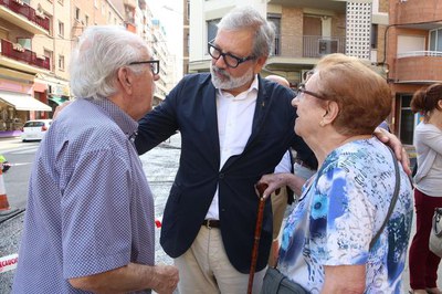 Larrosa ha parlat també alguns dels veïns del barri que s'han acostat a saludar-lo.