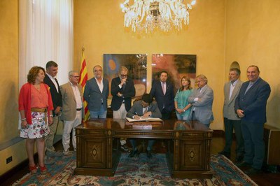 El conseller ha firmat en el llibre d'honor de l'Ajuntament de Lleida.