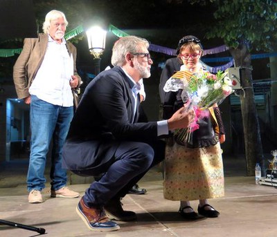 L'alcalde Fèlix Larrosa atorgant un record a la pubilla de l'Ereta.