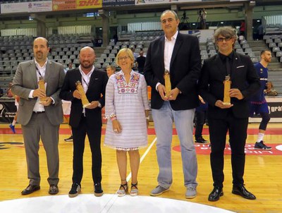 La tinent d'alcalde Montse Parra ha lliurat un record de la paeria als equips participants.