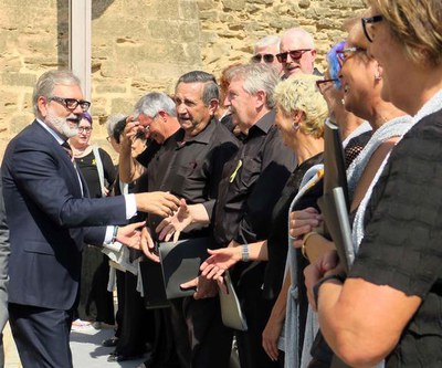 El paer en cap saludant els membres de la coral L'Alzina, que ha acompanyat l'acte amb les seves interpretacions musicals.