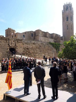 L'acte institucional ha tingut lloc davant el Pont Llevadís de la Seu Vella.