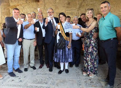 L'alcalde i els veïns de la partida brinden per l'Aplec de Butsènit.