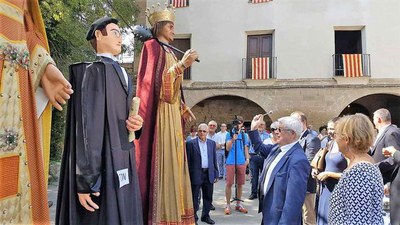 Ofrena floral del president de Butsènit i la tinent d'alcalde Montse Parra en record de les víctimes de l'any 1921.