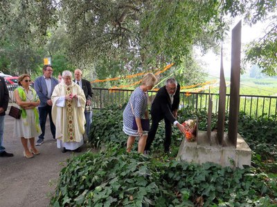 Ofrena floral del president de Butsènit i la tinent d'alcalde Montse Parra en record de les víctimes de l'any 1921.