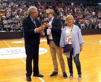 El paer en cap ha lliurat al president de la Catalana, Joan Fa, un record amb motiu de la celebració de la Lliga Nacional a Lleida.