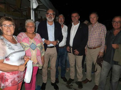 Alguns veïns han volgut saludar l'alcalde.