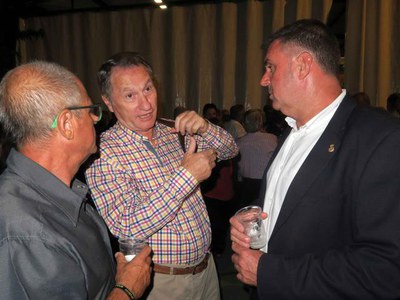 El regidor de l'Horta, Joan Queralt, conversa amb el president dels regants de Pinyana, Ramon Piqué, i el de la Federació d'Associacions de Veïns, To….