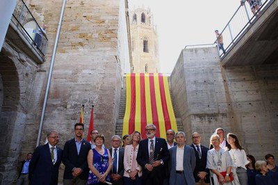 Fotografia dels regidors i el pregoner, que han assistit a l'acte institucional.