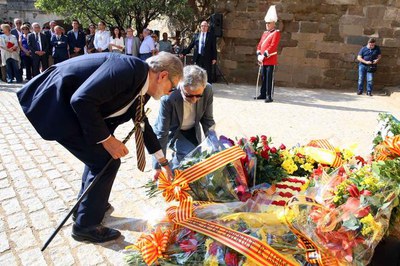 Ofrena floral de l'alcalde Fèlix Larrosa i l'historiador Jaume Barrull.