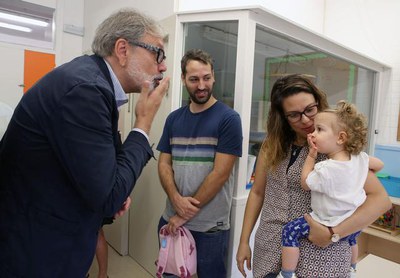 Larrosa s'acomiada d'una nena que avui començava l'escola.