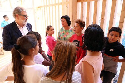 Un grup d'alumnes del Col·legi Cervantes han estat convidats a l'acte perquè ells "són el futur del Centre Històric", segons l'alcalde.