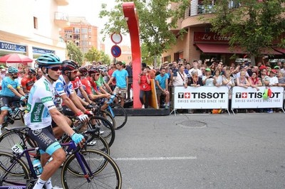 El gruix dels integrants de la Vuelta han realitzat un circuit urbà per Lleida abans d'iniciar la ruta cap a Andorra..