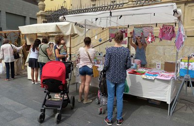 Durant tot el dia, 13 creadors ofereixen els seus productes artesanals.