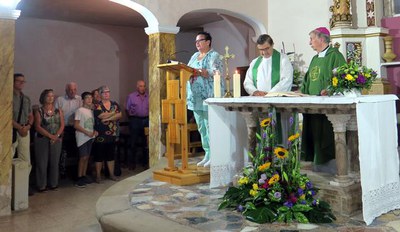 La presidenta de la partida s'ha dirigit als assistents abans de la celebració religiosa.