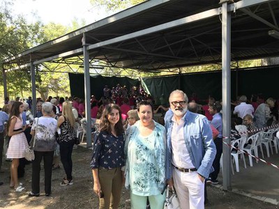 El paer en cap i la regidora Rosa M. Salmerón, a l'aplec de Grenyana, amb la presidenta de la partida de l'Horta, Dolors Comes.