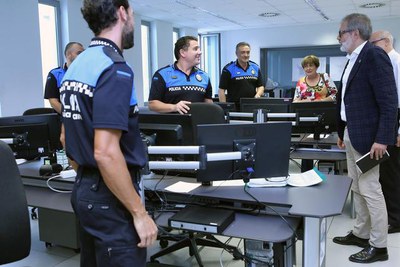 El paer en cap ha saludat als agents que treballaven aquest matí a les dependències de la caserna, com la sala de control.