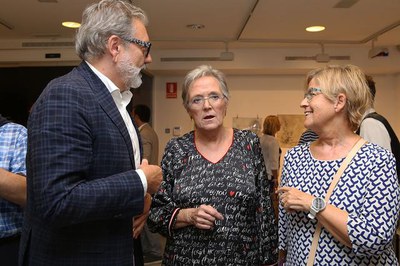 Fèlix Larrosa, Teresa Vall-Palou i Montse Parra aquest vespre durant l'acte.