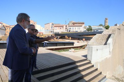 Els Jardins de la Cuirassa funcionen com a node de comunicacions entre l'Eix, el Centre Històric i la Seu Vella.