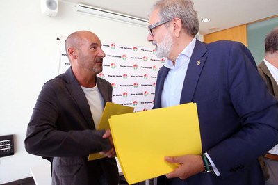 L'alcalde Fèlix Larrosa amb l'artista Joanpere Massana..