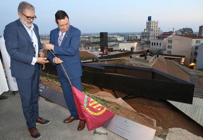 Fèlix Larrosa i Ramon Farré han descobert la placa inaugural.