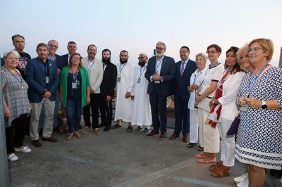 Representants de les tres cultures amb l'alcalde, el delegat del Govern i la resta de membres de la corporació municipal.
