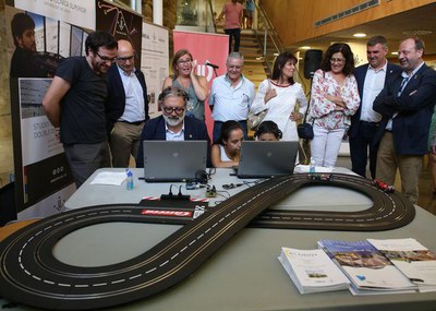 El paer en cap ha pogut participar en l'experiment de controlar un escalèxtric amb la ment.