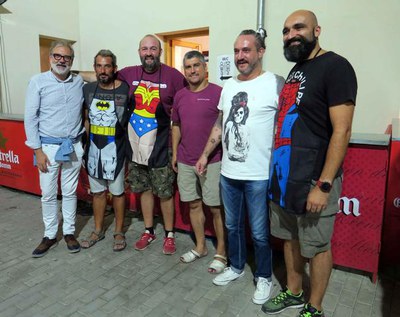 El paer en cap amb el jurat i els guanyadors del concurs de paelles dels Castellers.