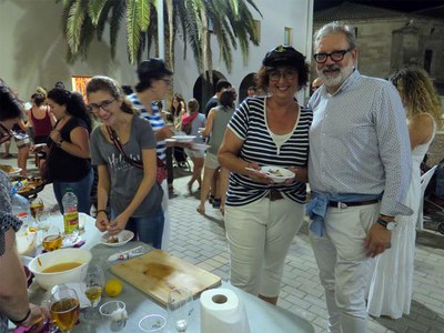 El pati de l'antic convent de Santa Clara ha acollit el concurs de paelles.