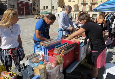 L'alcalde ha començat la jornada pel Flea Market a la plaça del Dipòsit.