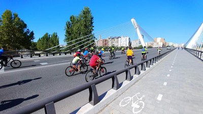 La Pedalada ha transitat pels carrers del centre de la ciutat.