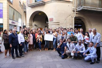 Descoberta de la placa en homenatge al poble gitano, als porxos de la Paeria.