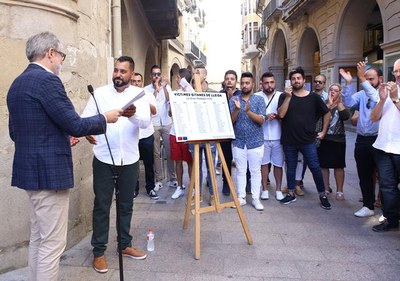 El paer en cap, Fèlix Larrosa ha lliurat a Jeremías Jiménez, de la Plataforma 8 d'abril, del decret de canvi de nom del c/ ubicat a la partida de Llí….