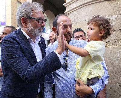 El paer en cap, Fèlix Larrosa, saludant una de les famílies que han assistit a l'acte de descoberta de la placa en homenatge al col·lectiu gitano.