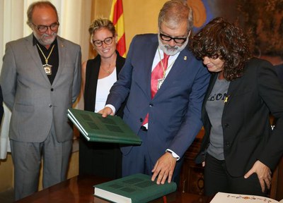 El paer en cap ha fet obsequi a Jordà del Llibre dels Usatges.