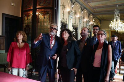 L'alcalde mostra a la consellera el Retaule.