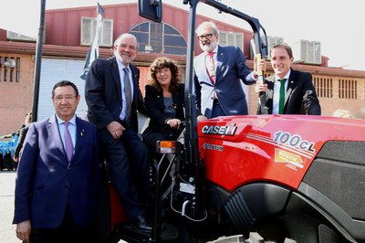 Les autoritats visiten un dels punts d'exposició de tractors a la Fira de Sant Miquel..