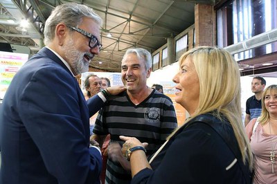 Fèlix Larrosa saluda a dues de les persones que han assistit a la celebració del Dia de l'Horta.