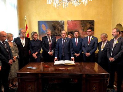 Torra, al costat del paer en cap, ha firmat la Llibre d'Honor de la Paeria.