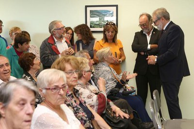 L'alcalde Fèlix Larrosa, amb el tinent d'alcalde Xavier Rodamilans, amb les famílies i treballadors de La Torxa.