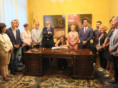 Marta Infante ha signat al llibre d'honor de la ciutat..