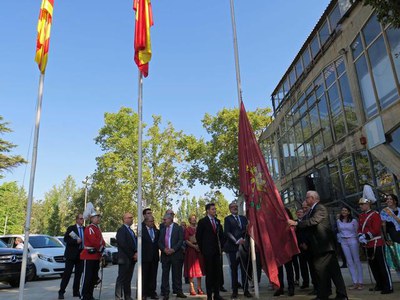 Hissada de la bandera en el marc del Dia de la Ciutat a la Fira de Sant Miquel.