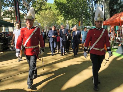 Passeig de la Corporació Municipal, encapçalada pel paer en cap, Fèlix Larrosa, per la Fira de Sant Miquel.