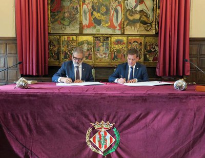 El paer en cap, Fèlix Larrosa, i l'alcalde de Xàtiva, Roger Cerdà, han signat l'acte d'agermanament entre amdues ciutats aquest dissabte a la Paeria.