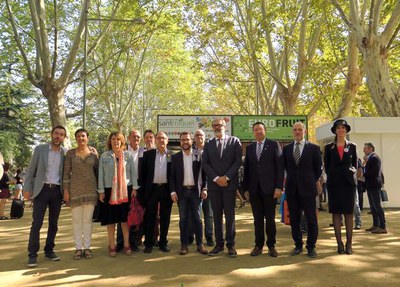 Foto institucional del vicepresident del govern i del paer en cap a l'entrada del recinte firal.