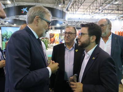 L'alcalde de Lleida, Fèlix Larrosa, amb el vicepresident del govern, Pere Aragonés, a la Fira de Sant Miquel.